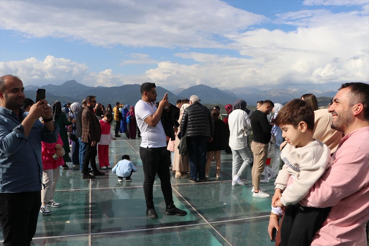 Kahramanmaraş'ta cam seyir terası, tatilcilerin ilgi odağı