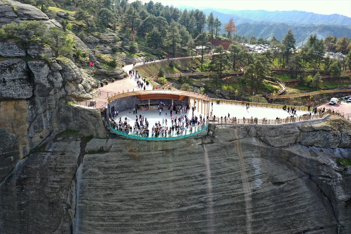 Kahramanmaraş'ta cam seyir terası, tatilcilerin ilgi odağı