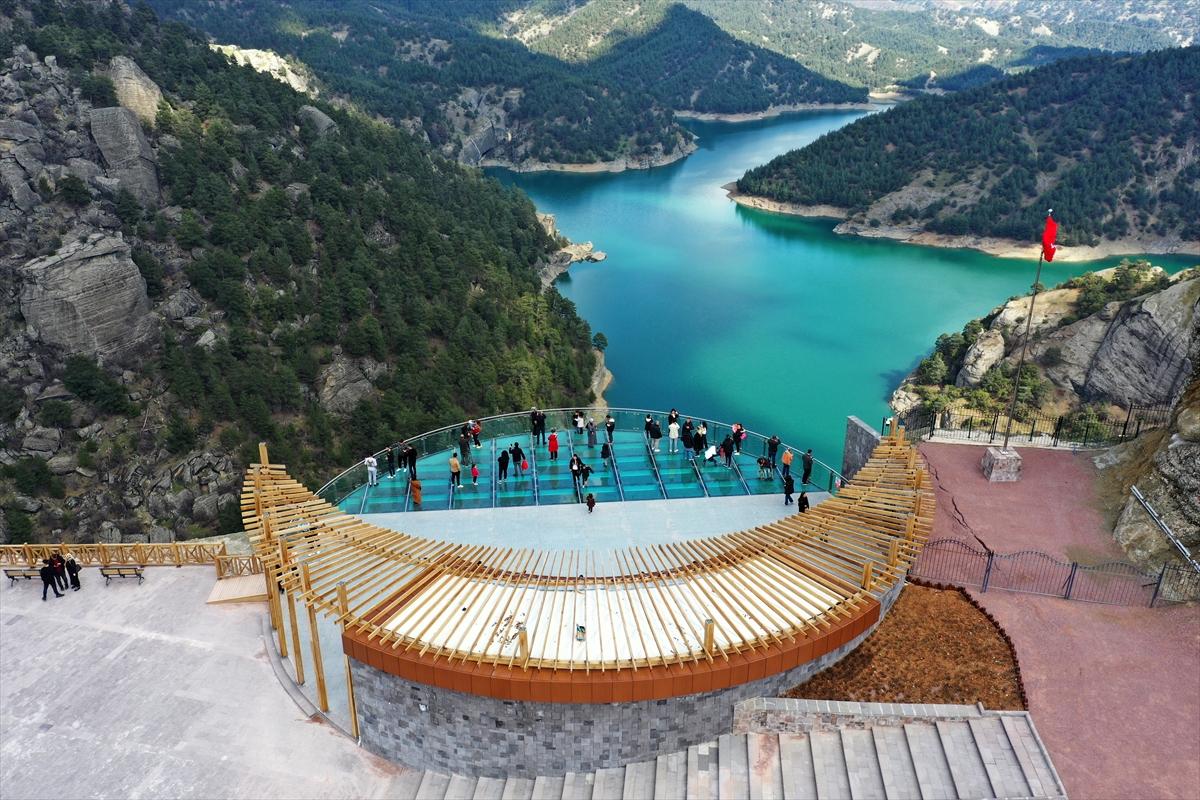 Kahramanmaraş'ta cam seyir terası, tatilcilerin ilgi odağı