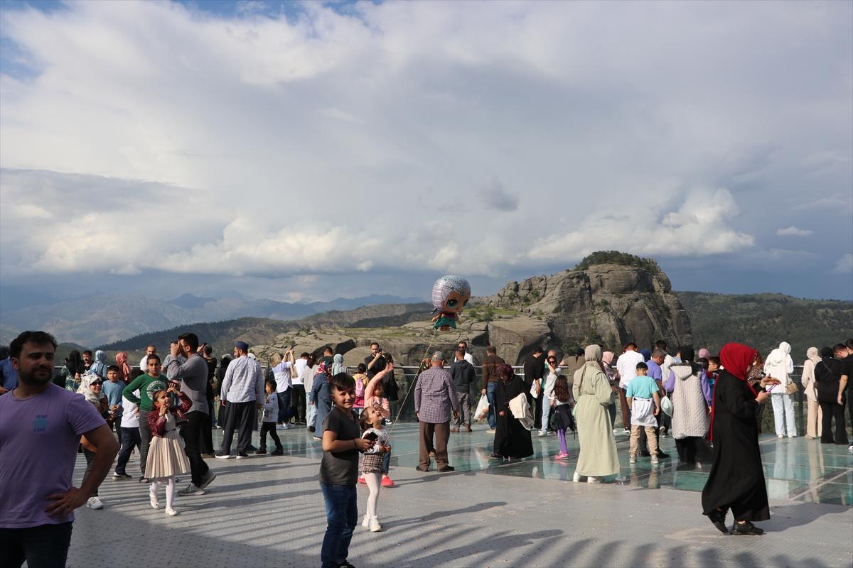 Kahramanmaraş'ta cam seyir terası, tatilcilerin ilgi odağı