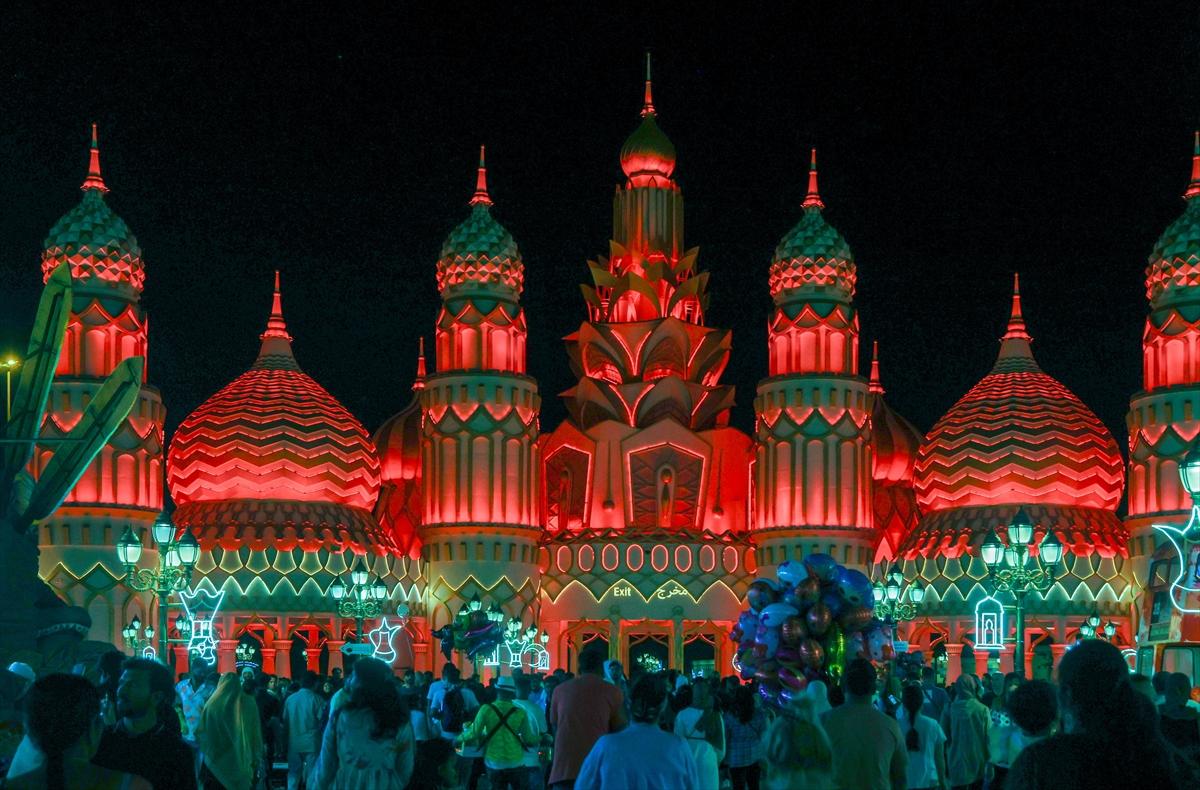 Dubai ziyaretçi rekoru kıran Global Köy, yine ilgi odağı