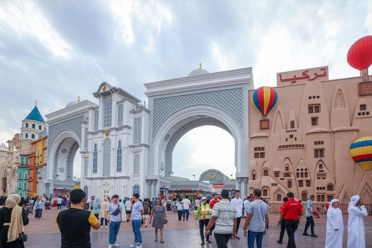 Dubai ziyaretçi rekoru kıran Global Köy, yine ilgi odağı