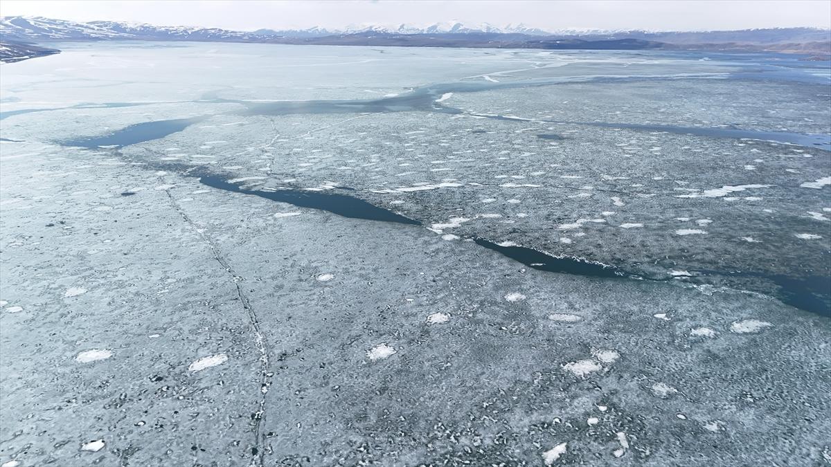 Kars'ta Çıldır Gölü'nün üzerindeki buzlar erimeye başladı