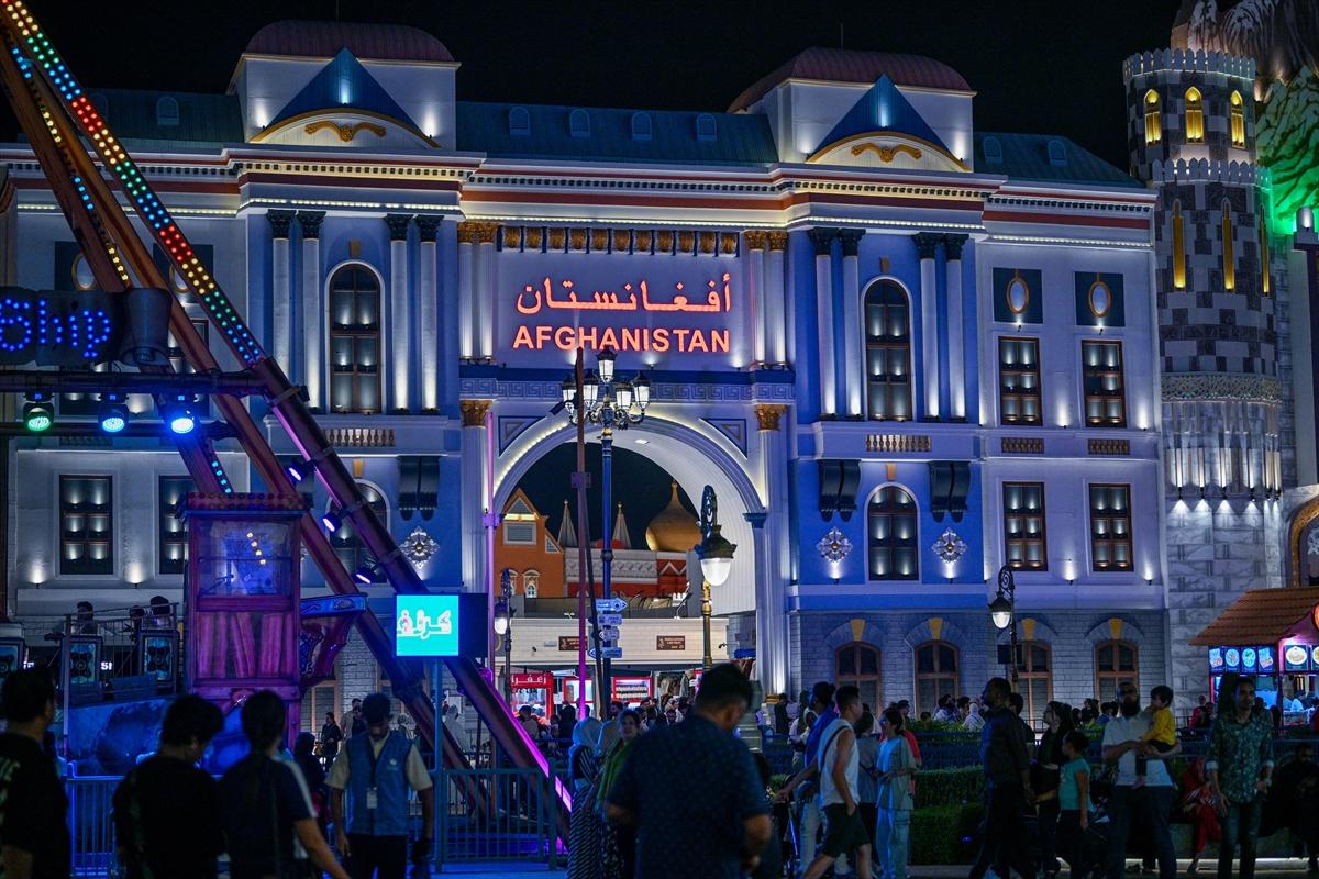 Dubai ziyaretçi rekoru kıran Global Köy, yine ilgi odağı