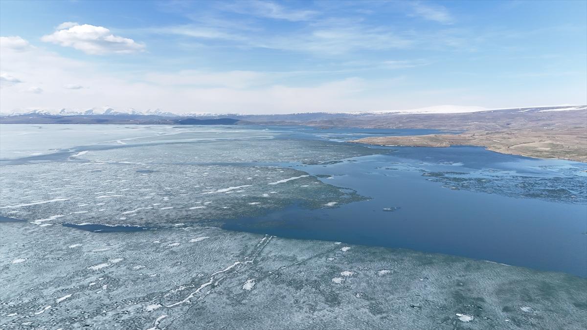 Kars'ta Çıldır Gölü'nün üzerindeki buzlar erimeye başladı