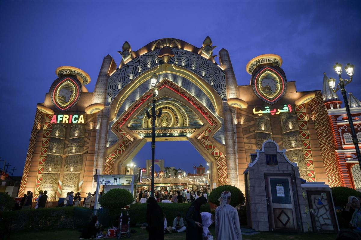 Dubai ziyaretçi rekoru kıran Global Köy, yine ilgi odağı