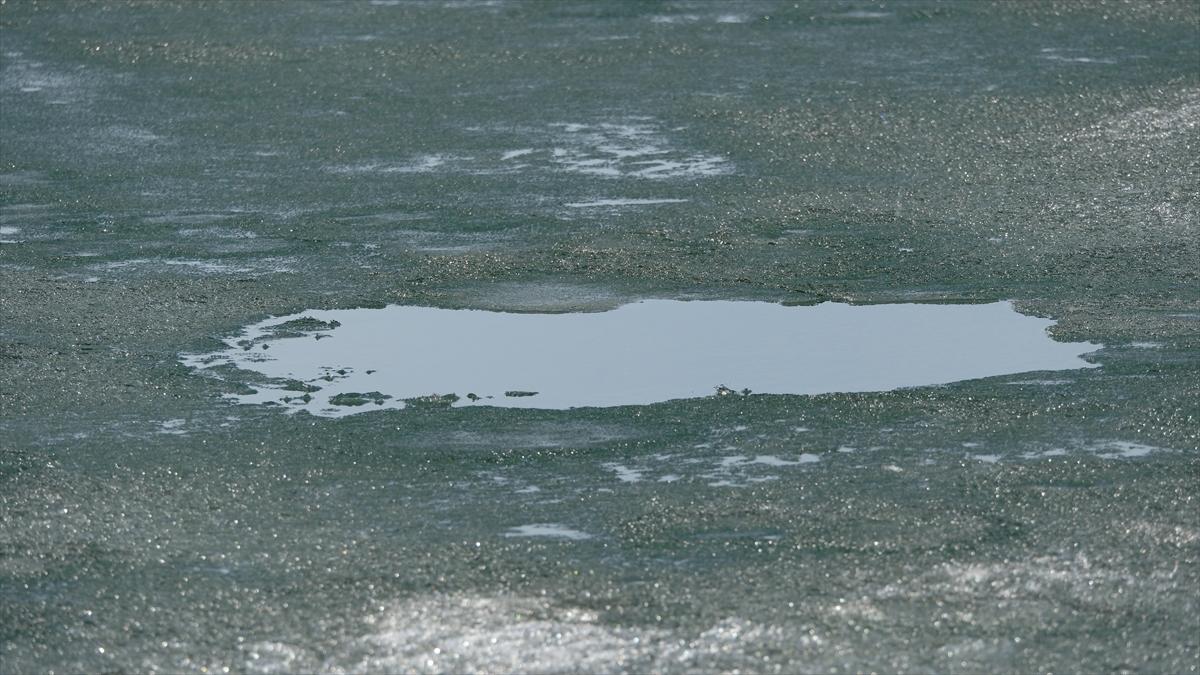 Kars'ta Çıldır Gölü'nün üzerindeki buzlar erimeye başladı