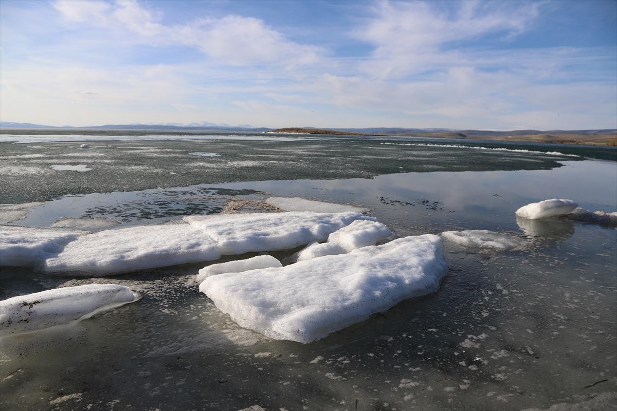 Kars'ta Çıldır Gölü'nün üzerindeki buzlar erimeye başladı