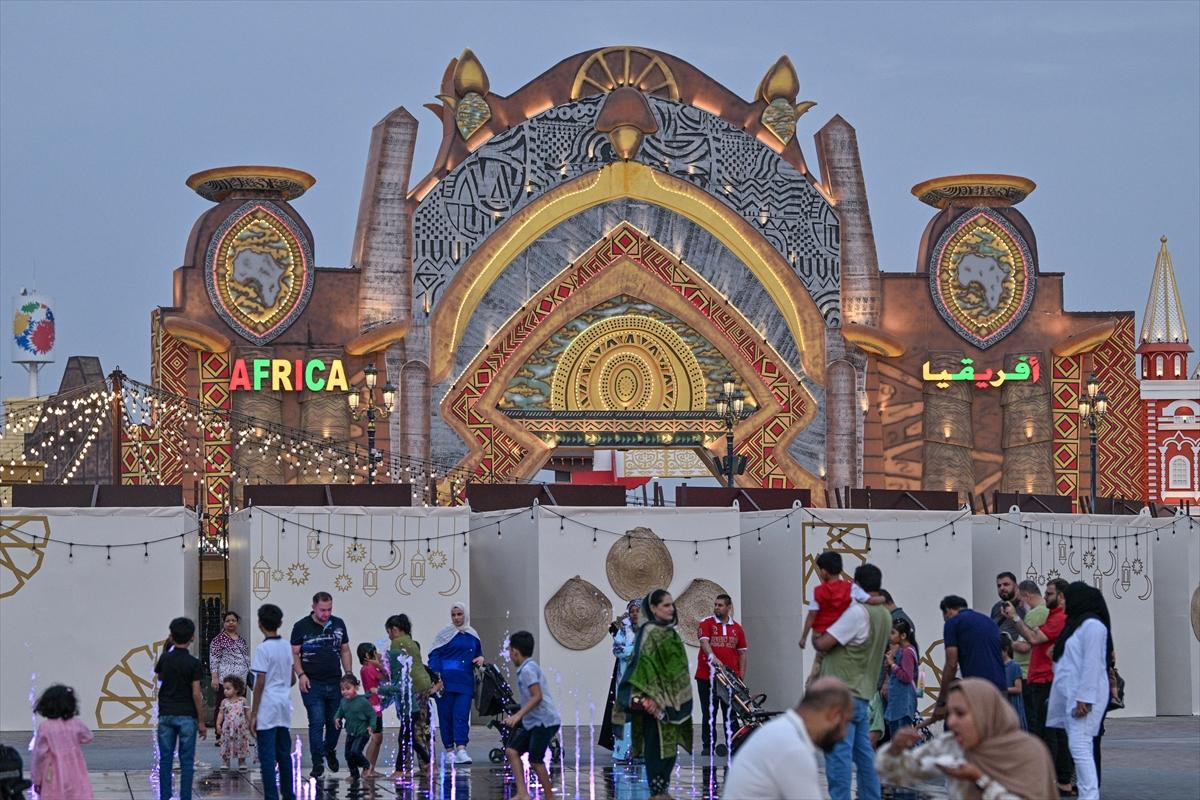 Dubai ziyaretçi rekoru kıran Global Köy, yine ilgi odağı