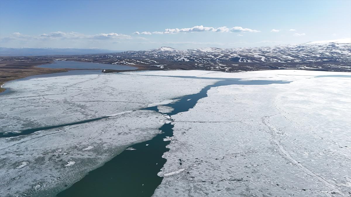 Kars'ta Çıldır Gölü'nün üzerindeki buzlar erimeye başladı