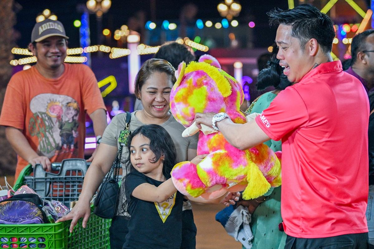 Dubai ziyaretçi rekoru kıran Global Köy, yine ilgi odağı