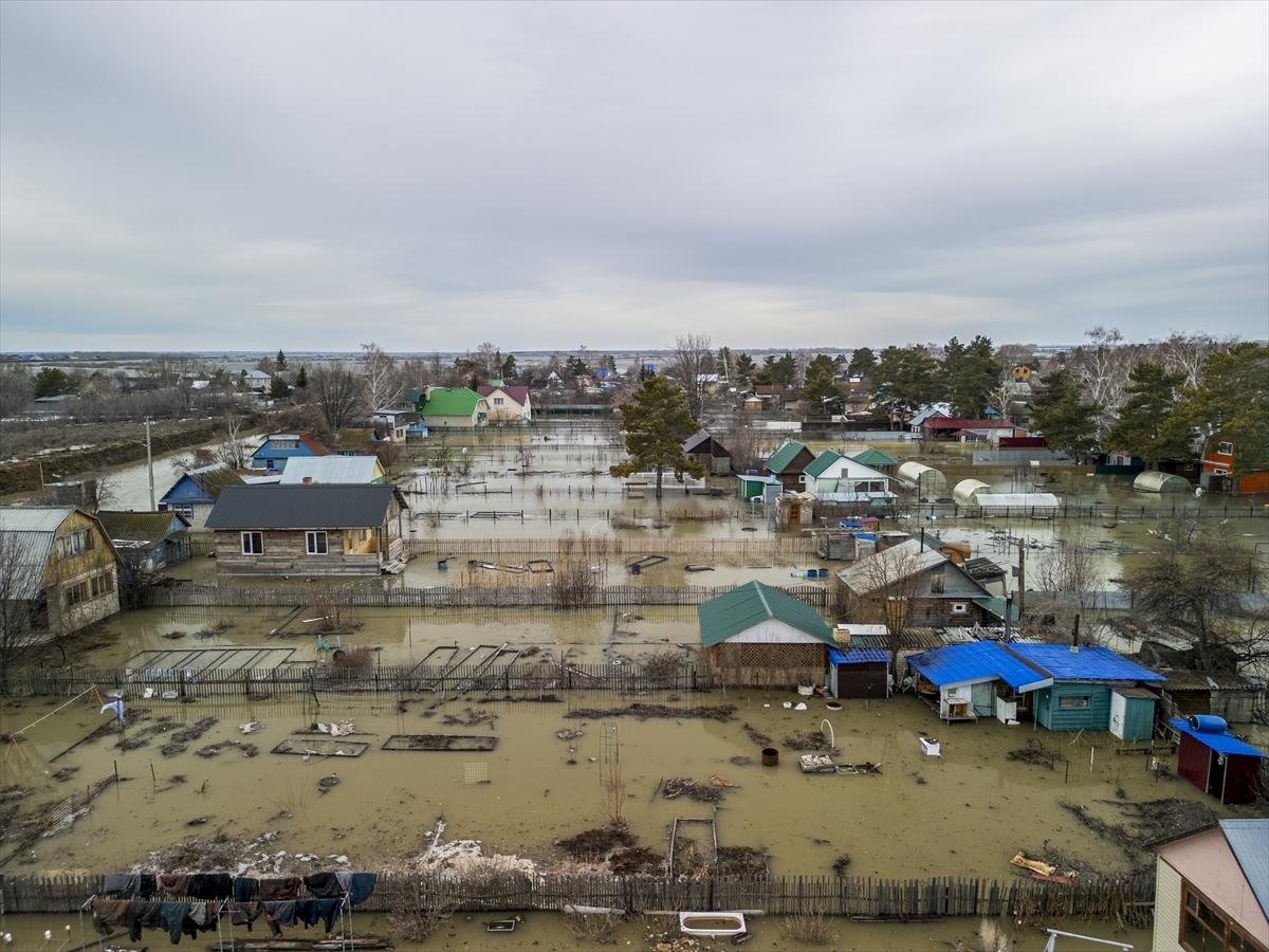 Kazakistan'da sel felaketi! Şehirler sulara gömüldü