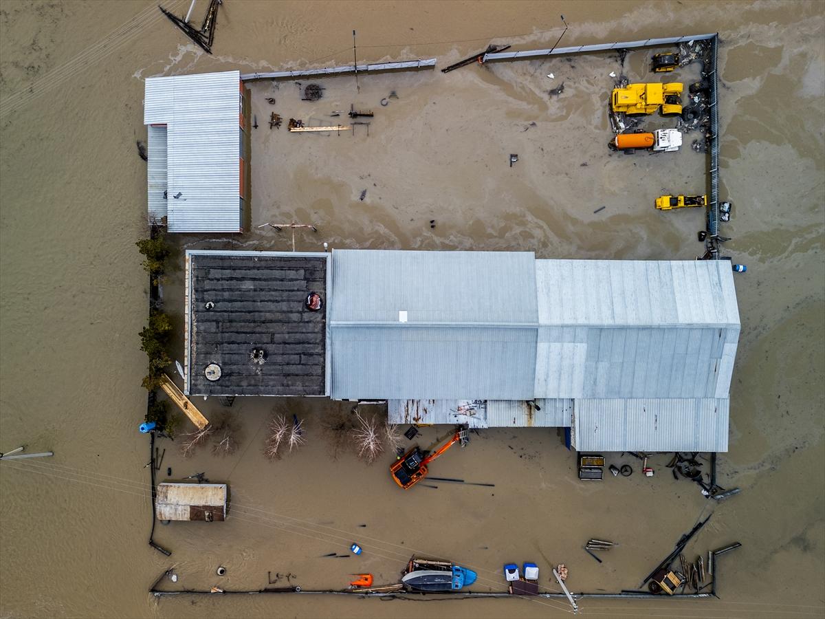Kazakistan'da sel felaketi! Şehirler sulara gömüldü