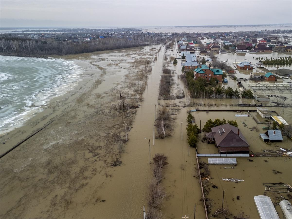 Kazakistan'da sel felaketi! Şehirler sulara gömüldü