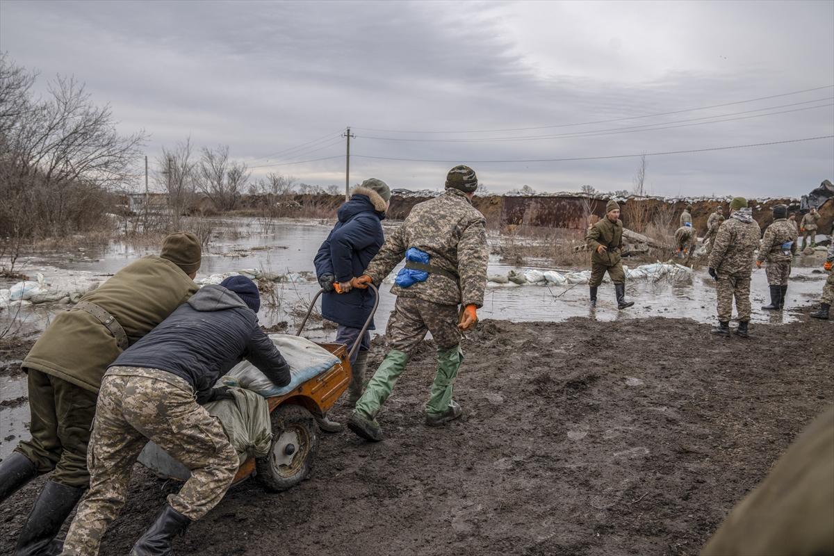 Kazakistan'da sel felaketi! Şehirler sulara gömüldü