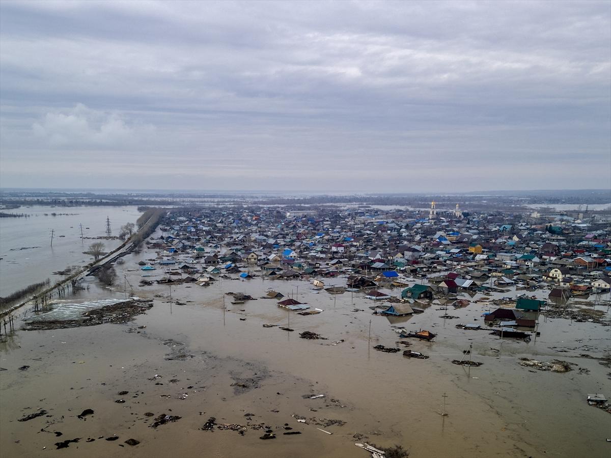Kazakistan'da sel felaketi! Şehirler sulara gömüldü