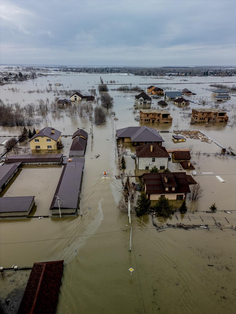 Kazakistan'da sel felaketi! Şehirler sulara gömüldü