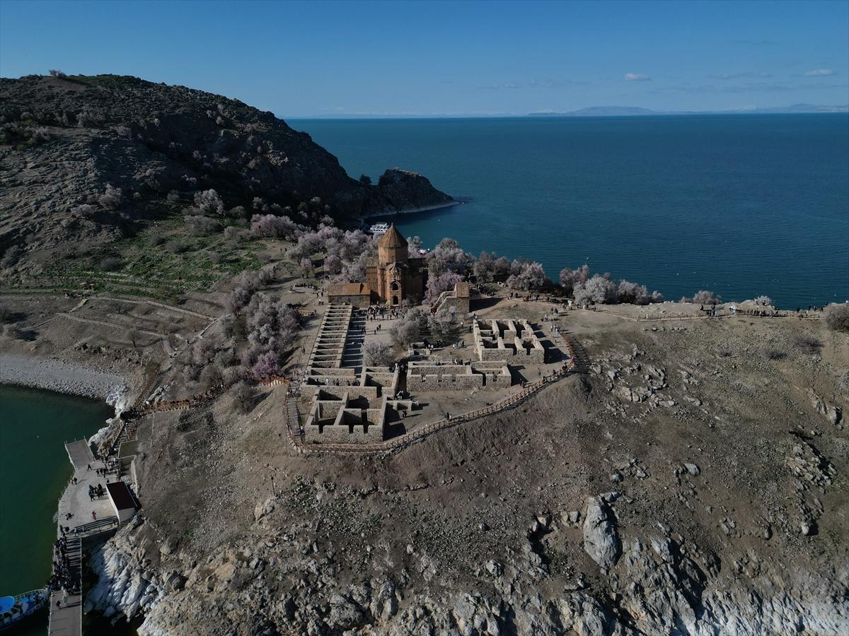 Van Gölü'nde ağaçlar çiçek açtı: Kıyılar baharın renklerine büründü