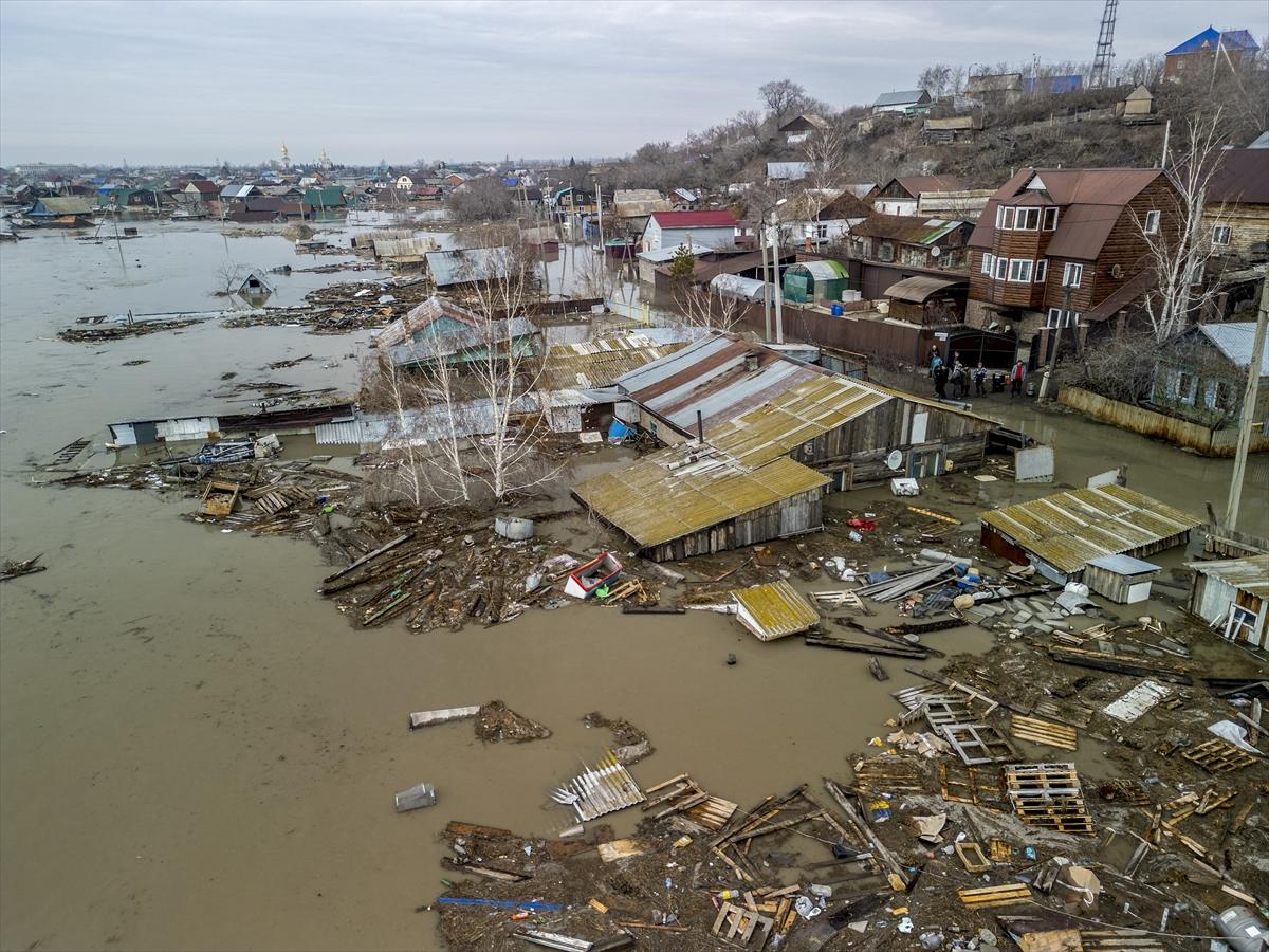 Kazakistan'da sel felaketi! Şehirler sulara gömüldü