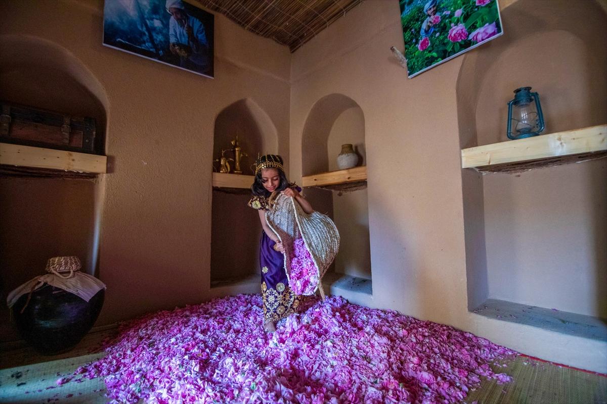 Umman'da gül hasadından renkli görüntüler ortaya çıktı
