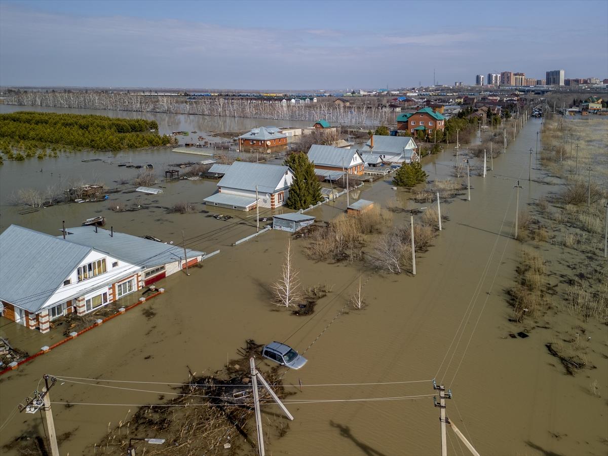 Kazakistan'da sel felaketi! Şehirler sulara gömüldü