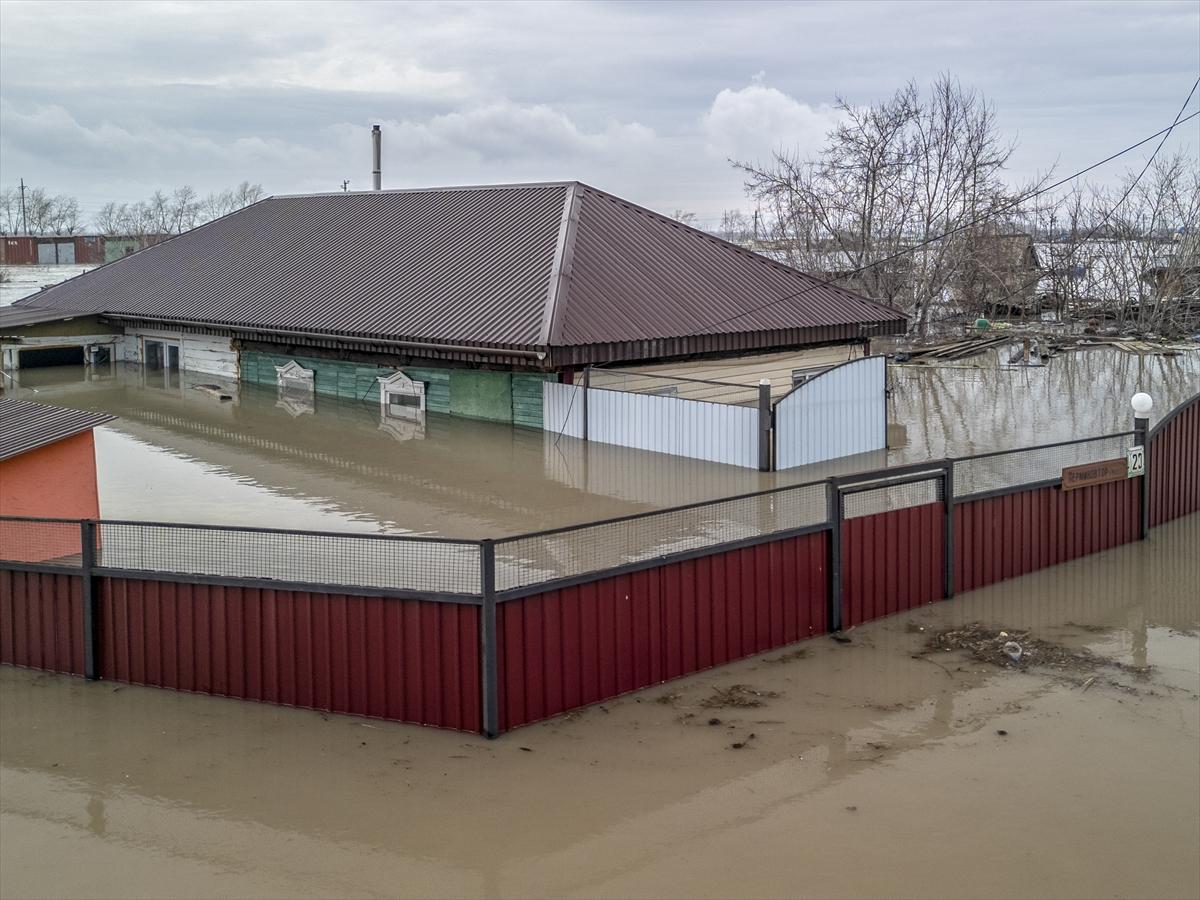 Kazakistan'da sel felaketi! Şehirler sulara gömüldü