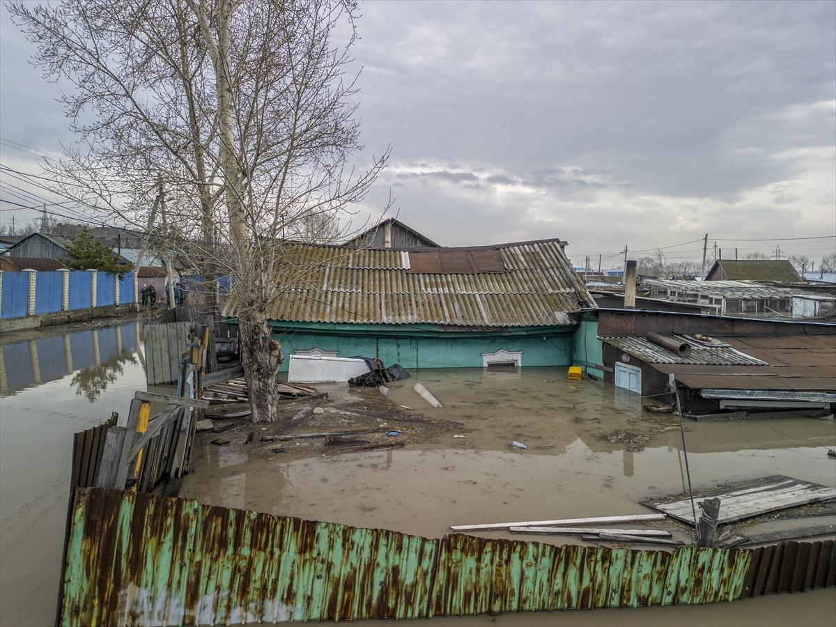 Kazakistan'da sel felaketi! Şehirler sulara gömüldü