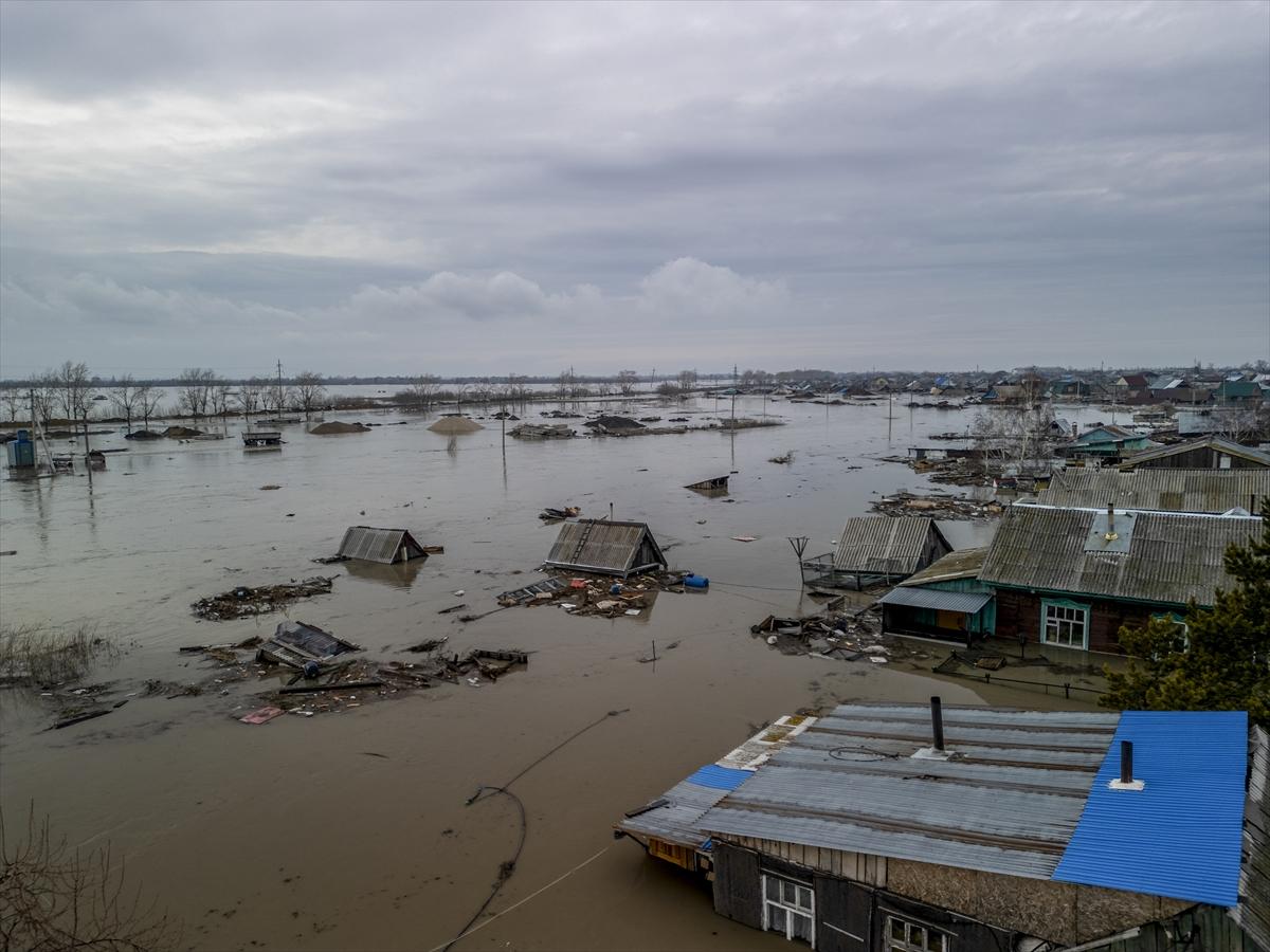 Kazakistan'da sel felaketi! Şehirler sulara gömüldü