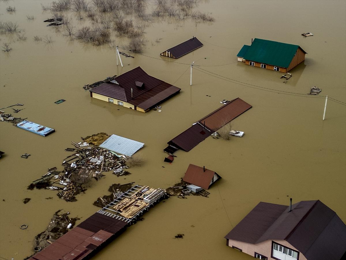 Kazakistan'da sel felaketi! Şehirler sulara gömüldü