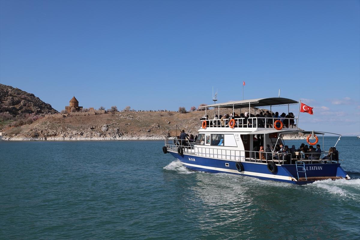 Van Gölü'nde ağaçlar çiçek açtı: Kıyılar baharın renklerine büründü