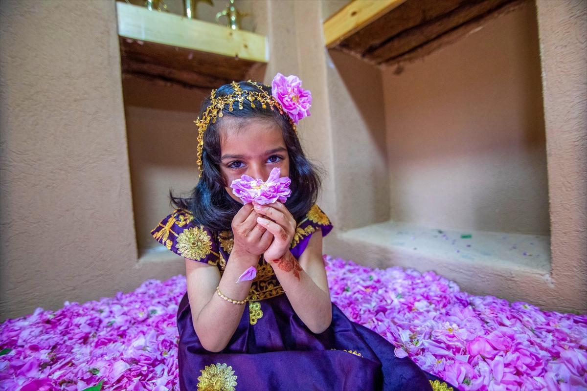 Umman'da gül hasadından renkli görüntüler ortaya çıktı