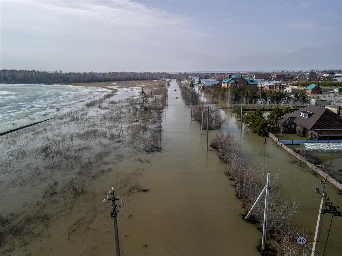 Kazakistan'da sel felaketi! Şehirler sulara gömüldü