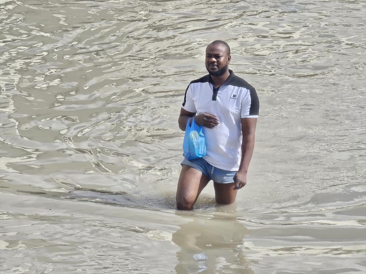 BAE'de şiddetli yağışın getirdiği selden kareler