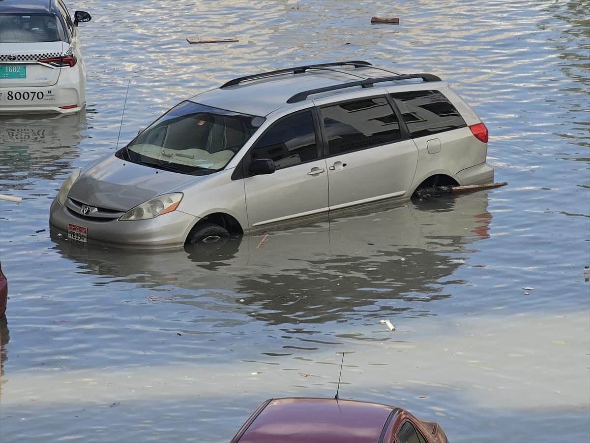 BAE'de şiddetli yağışın getirdiği selden kareler