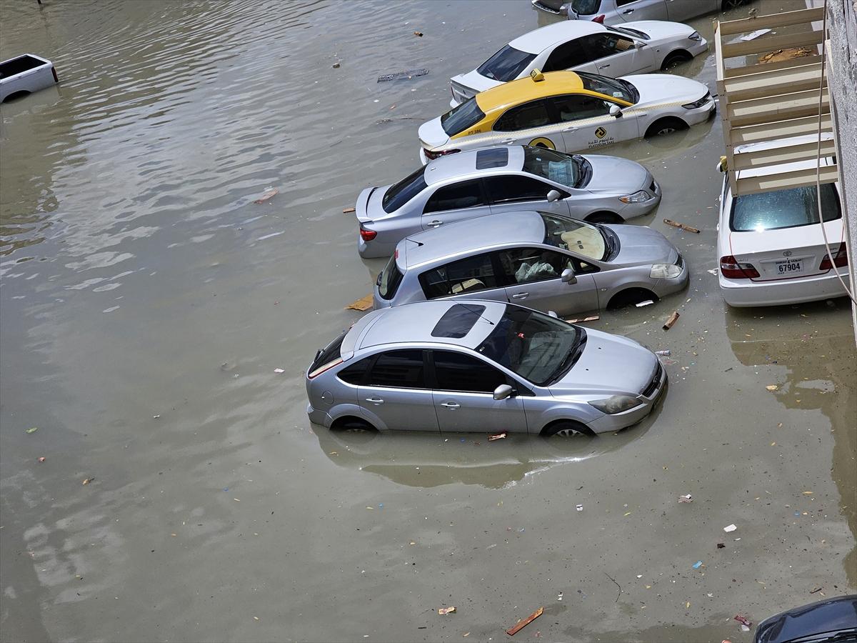 BAE'de şiddetli yağışın getirdiği selden kareler
