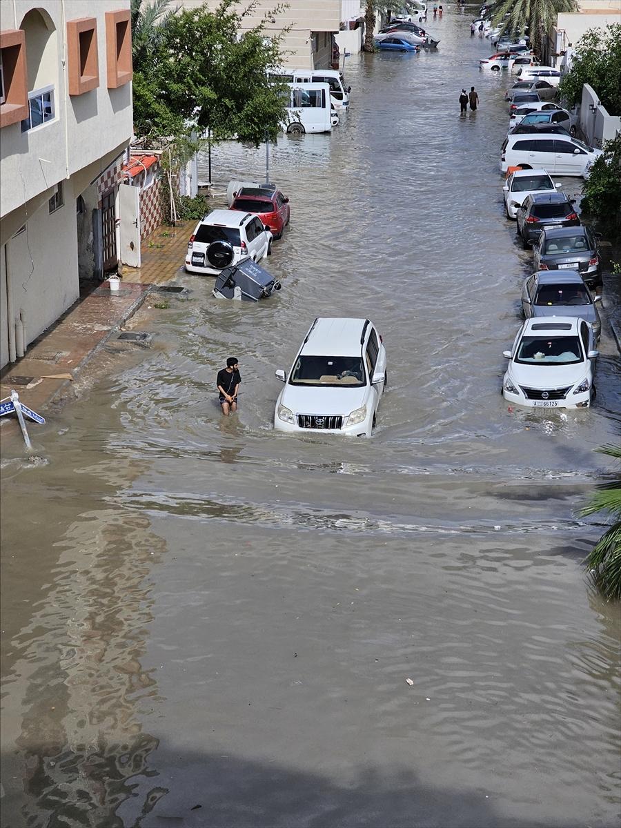 BAE'de şiddetli yağışın getirdiği selden kareler