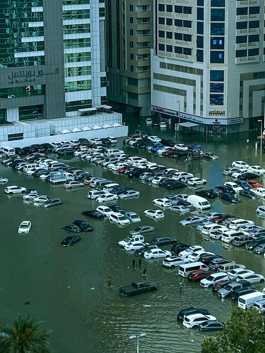 BAE'de şiddetli yağışın getirdiği selden kareler
