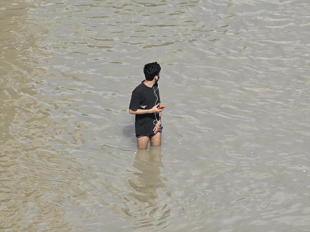 BAE'de şiddetli yağışın getirdiği selden kareler