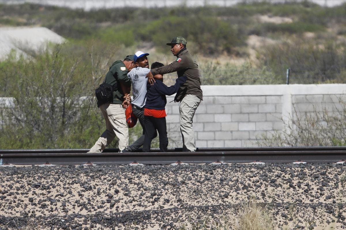 ABD-Meksika sınırlarındaki göçmen krizi sürüyor