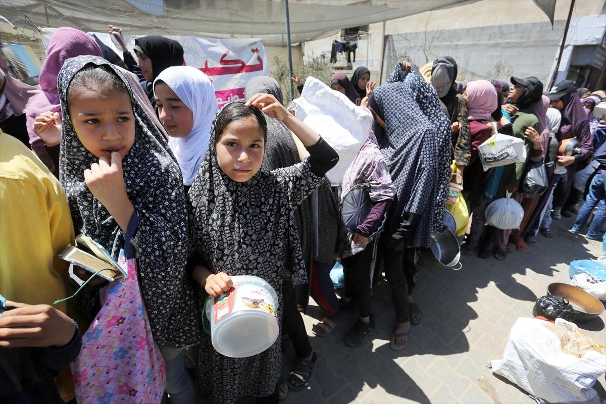 Gazzeli çocuklar yemek kuyruğunda bekliyor