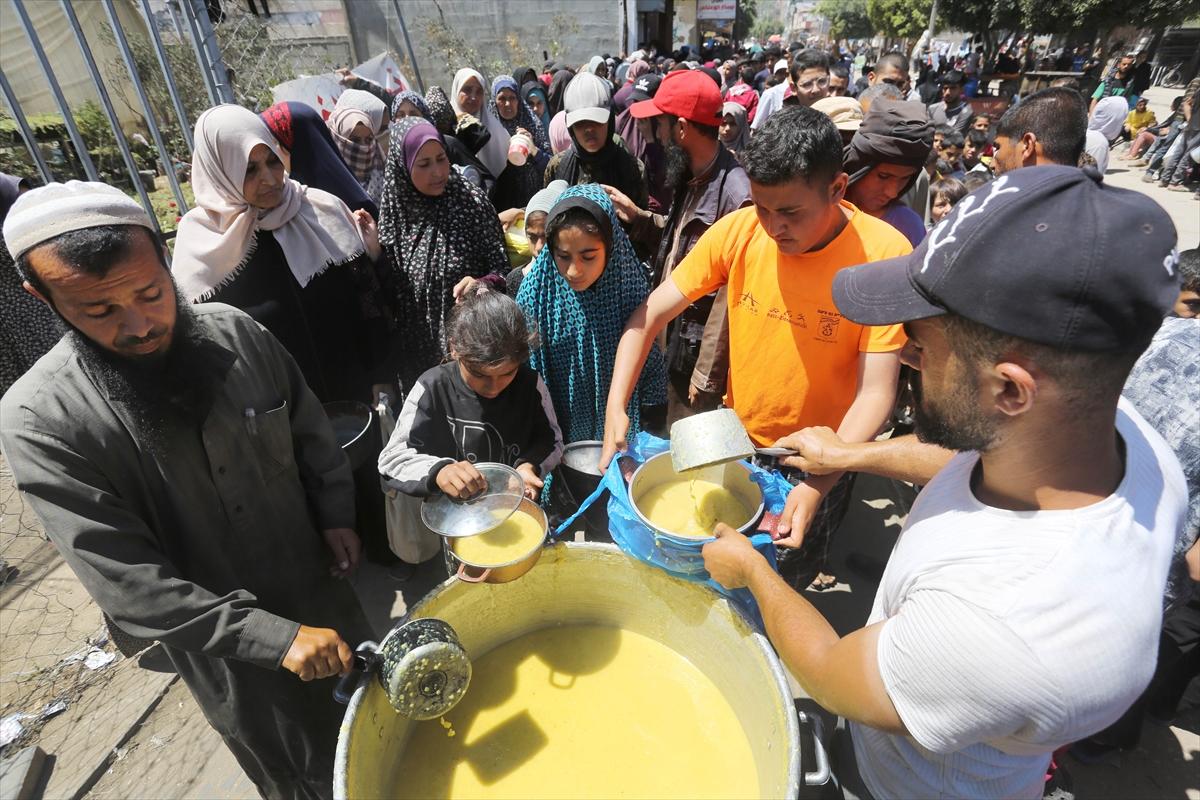 Gazzeli çocuklar yemek kuyruğunda bekliyor