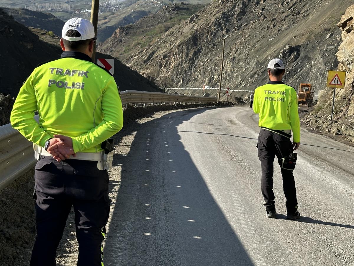 Yüksekova'da heyelanlara karşı dağcılar görevde