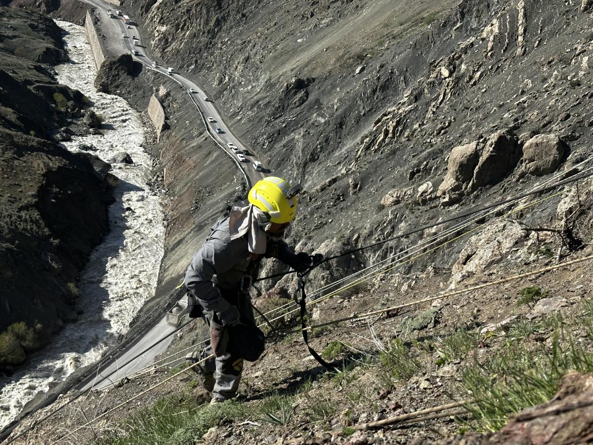 Yüksekova'da heyelanlara karşı dağcılar görevde