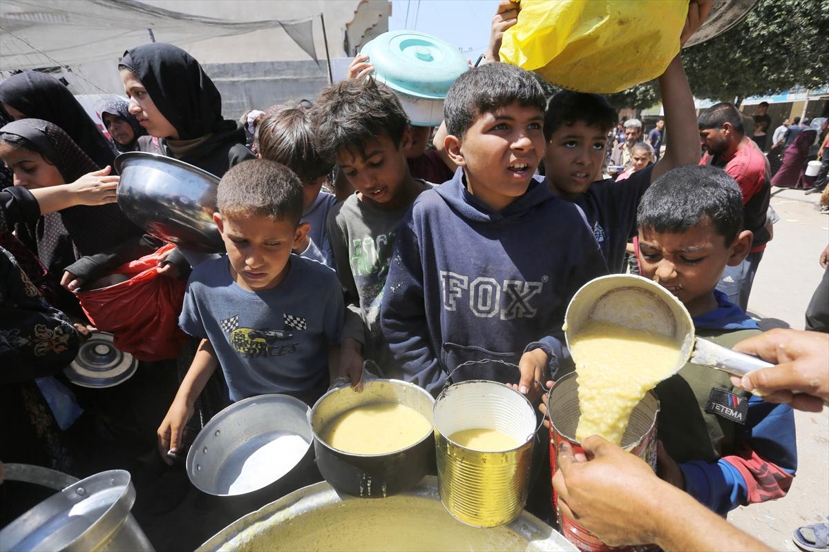 Gazzeli çocuklar yemek kuyruğunda bekliyor