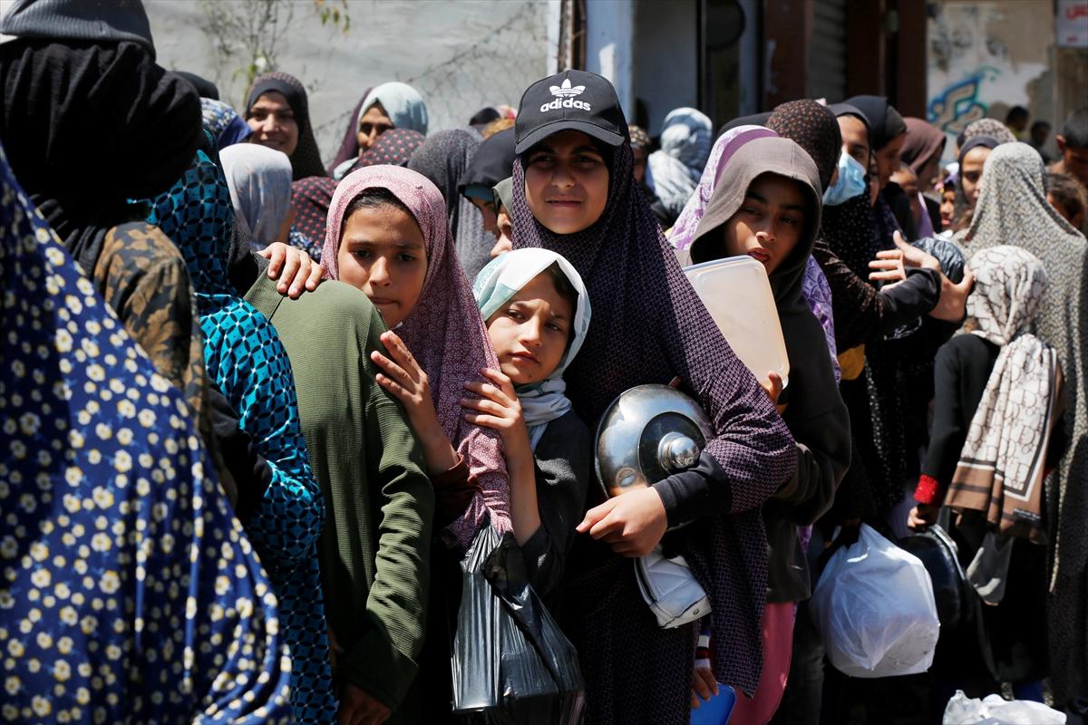 Gazzeli çocuklar yemek kuyruğunda bekliyor