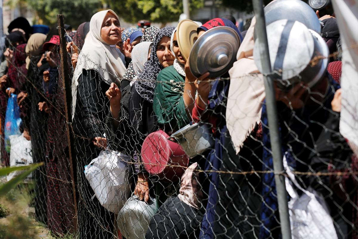 Gazzeli çocuklar yemek kuyruğunda bekliyor
