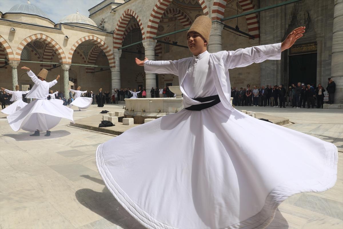 Edirne'de cuma namazı sonrası sema gösterisi