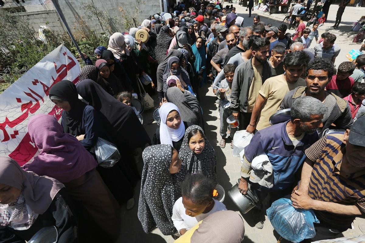 Gazzeli çocuklar yemek kuyruğunda bekliyor