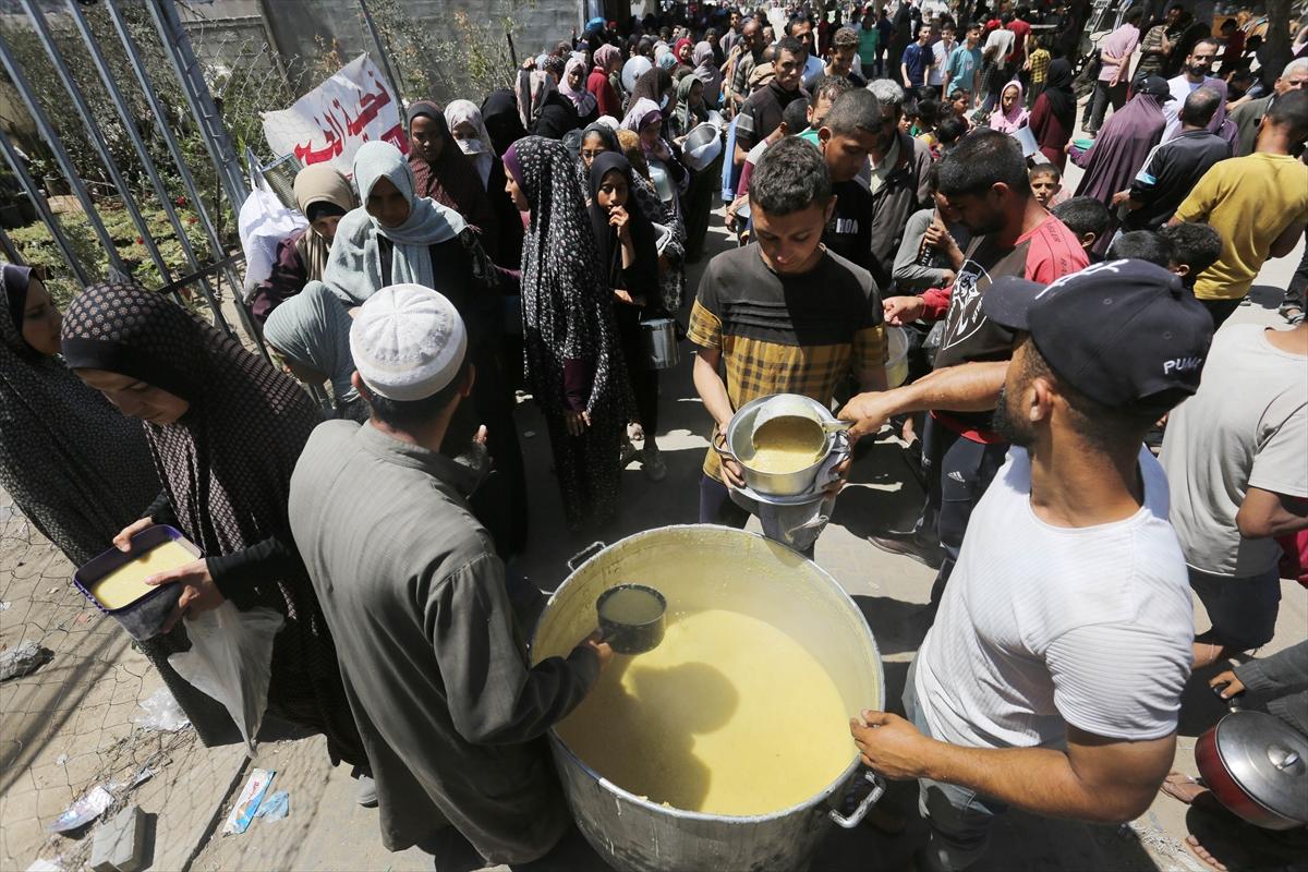 Gazzeli çocuklar yemek kuyruğunda bekliyor