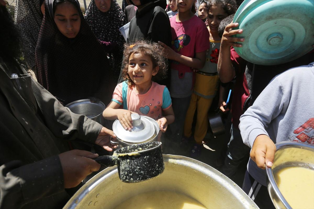 Gazzeli çocuklar yemek kuyruğunda bekliyor